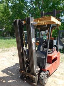 lot 15 image: Raymond Electric Forklift - FOR PARTS or REPAIR