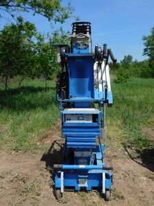 lot 16 image: 2000 Genie AWP25S Man Lift