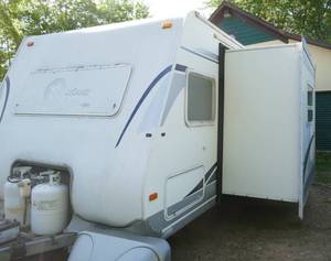 lot 2 image: 2005 Forest River Grand Surveyor travel trailer camper 28 ft