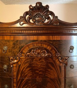 lot 9 image: Gorgeous Italian Custom Made Ornate 8 Drawer Dresser