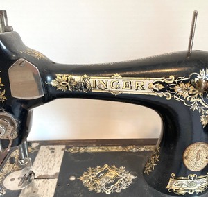 lot 95 image: Vintage Singer Sewing Machine