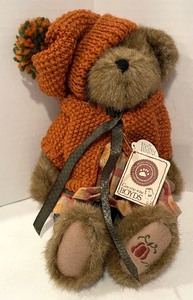 lot 113 image: Trio of Boyds Bears