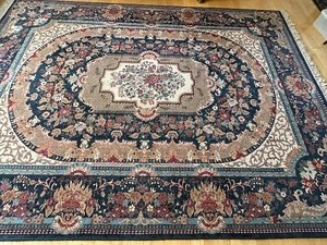 lot 40 image: Beautiful Area Rug