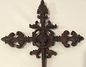 lot 283 image: Ornate Vintage Cast Iron Cross