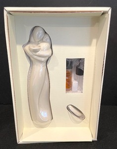 lot 290 image: Two New Party Lite Mother and Child Figurines