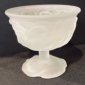 lot 291 image: 8 Frosted Glass Sherbet Dishes by Avon