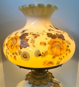 lot 305 image: Vintage Gone with the Wind Style Hurricane Lamp