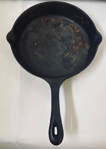 lot 313 image: Heuck Classics Trio of Cast Iron Skillets