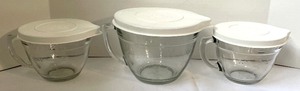 lot 344 image: Trio of Pampered Chef Mixing Bowls with Spouts and Covers