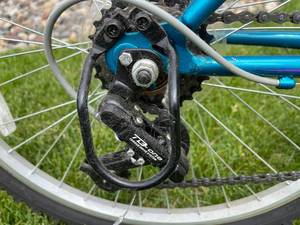 lot 392 image: Roadmaster Granite Peak Girls 18 Speed Bike