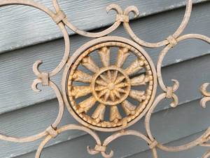 lot 399 image: Rustic Ornate Wall Hanging  Garden Deco