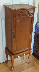 lot 184 image: Standing Wood Jewelry Armoire