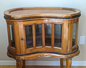 lot 22 image: Antique English Tea table with Removable Serving Tray