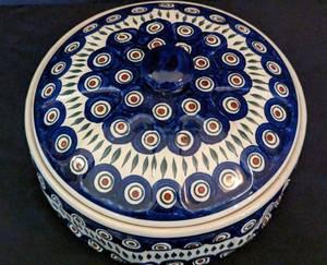 lot 197 image: Boleslawiec Polish Pottery Round Covered Baking Dish