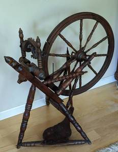 lot 204 image: Antique Wood Spinning Wheel