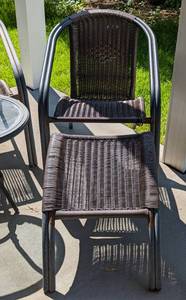 lot 213 image: Outdoor Patio Chairs and Table Set