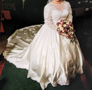 lot 438 image: Vintage Wedding Dress