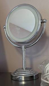lot 439 image: Pair of Vanity Mirrors