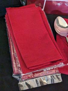lot 423 image: Pampered Chef Holiday Linens and Serving Utensils