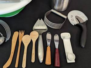 lot 488 image: Pampered Chef Utensils and Collapsible Storage Bowl