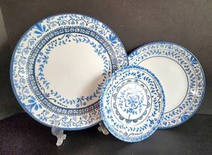 lot 413 image: Corelle Signature Portofino Pattern Dinnerware