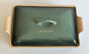 lot 16A image: Le Creuset Four Quart Rectangle Covered Casserole Baking Dish