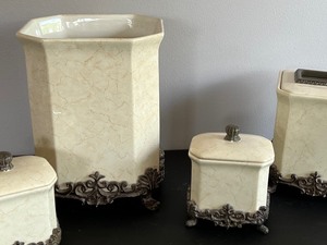 lot 92A image: Decorative Bathroom Set