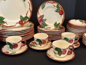 lot 472 image: Vintage Franciscan Apple Dish Set