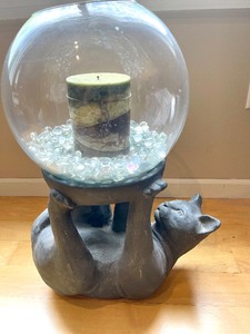 lot 462 image: Cute Cat Statue Holding a Fish Bowl