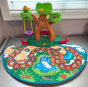 lot 500 image: Vintage Fisher Price Little People Learning A-Z Alphabet Zoo Play Set