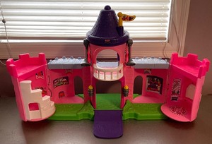 lot 501 image: Vintage Fisher Price Little People Lil Kingdom Royal Pink Castle Play Set