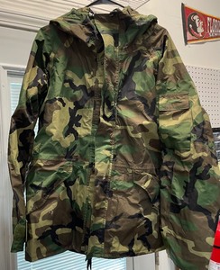 lot 516 image: U.S. Military Coats and Backpack