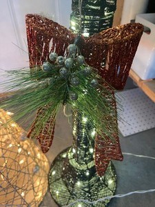 lot 518 image: Festive Illuminated Holiday Decor