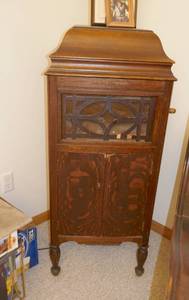 lot 2 image: Antique Silvertone Victrola