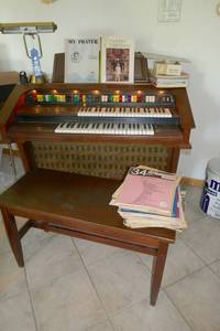 lot 4 image: Lowrey Genie 88 Organ - works