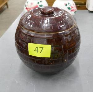 lot 47 image: Vintage barrel bean pot
