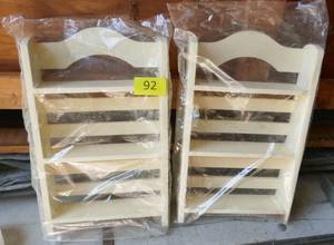 lot 92 image: 2 Knickknack shelves