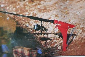 lot 104 image: New Fish Popper rod holder