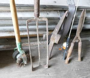 lot 107 image: Group of tools - Edger, spade, axe, clippers, snoopy pole