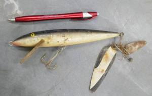 lot 187 image: old fishing lures