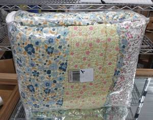 lot 191 image: King Size Quilted comforter - new
