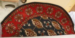 lot 8 image: New Area Rug 6 ft diameter 100% wool