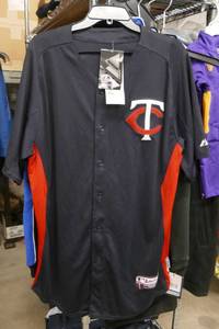 lot 143 image: MN Twins Jersey shirt - size 44 - New