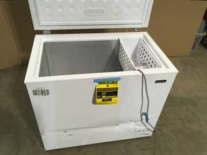 lot 20 image: Magic Chef 8.7 cu. ft. Manual Defrost Chest Freezer in White Slight Damage Customer Returns See Pictures