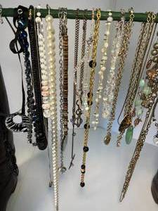 lot 45 image: lot of 26 newer costume jewelry necklaces
