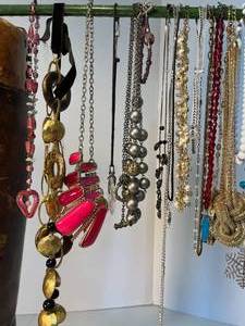 lot 48 image: lot of 21 mainly newer costume jewelry necklaces  1 bracelet