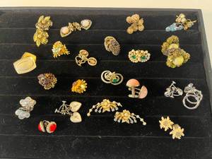 lot 51 image: 20 pairs of fashion clip-on earrings