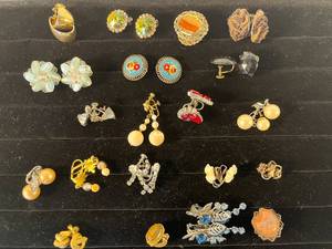 lot 52 image: 20 pairs of fashion clip-on earrings