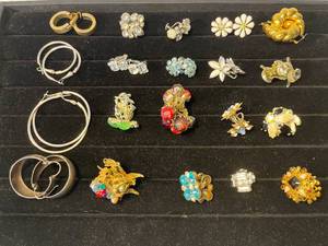 lot 53 image: 20 pairs of fashion clip-on earrings