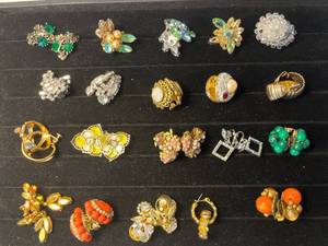 lot 54 image: 20 pairs of fashion clip-on earrings